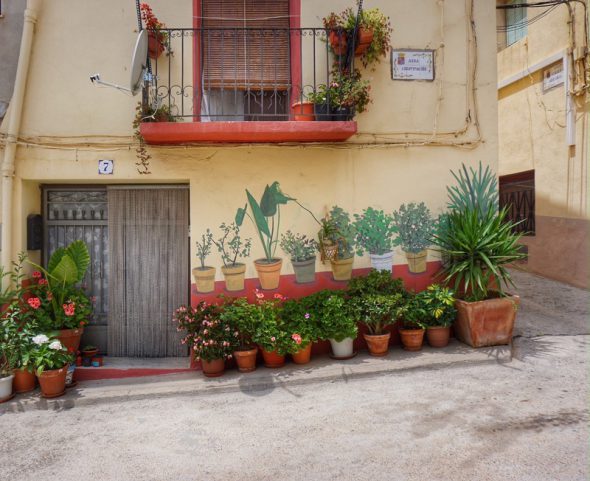 Macetas a la entrada de una de las casas de Fanzara. Foto: Manuel Cuéllar.