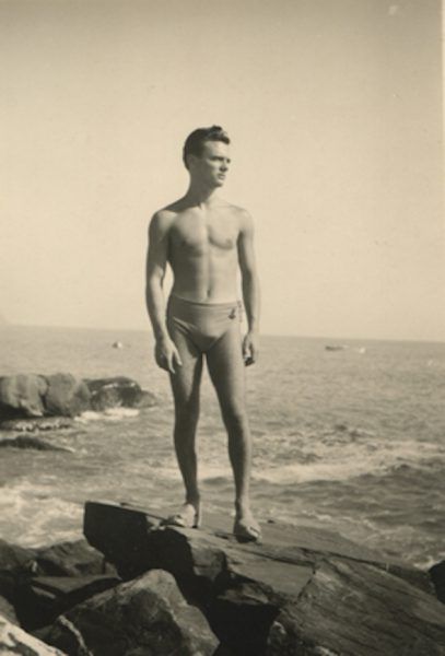 Hombre en la playa. Fotógrafo alemán anónimo. Tenerife, años 50.