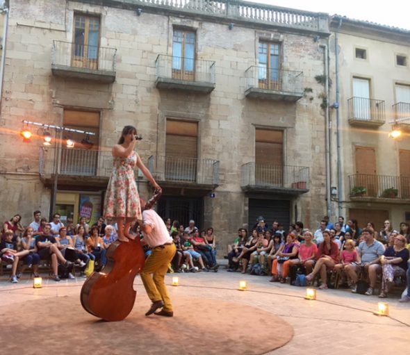 Dos actores y un contrabajo recrean Amigoo en la Plaza dels Àlbers. Foto: S. M. 
