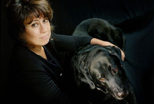 La escritora Laura Restrepo con su perro. 