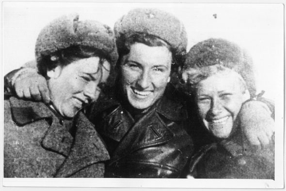 De izquierda a derecha, una piloto sin identificar y otras dos aviadoras, Katya Budanova y Zhenya Prokhorova.
