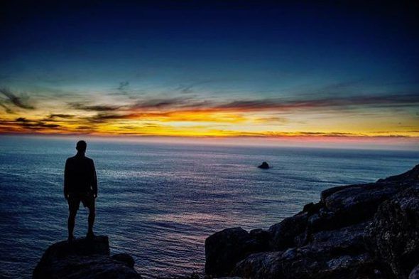 El usuario @madventurerer etiqueta su foto con #CaminoDeSantiago en Instagram y la geolocaliza con "Finisterre, end of the world". Finisterre, en el fin del mundo. 