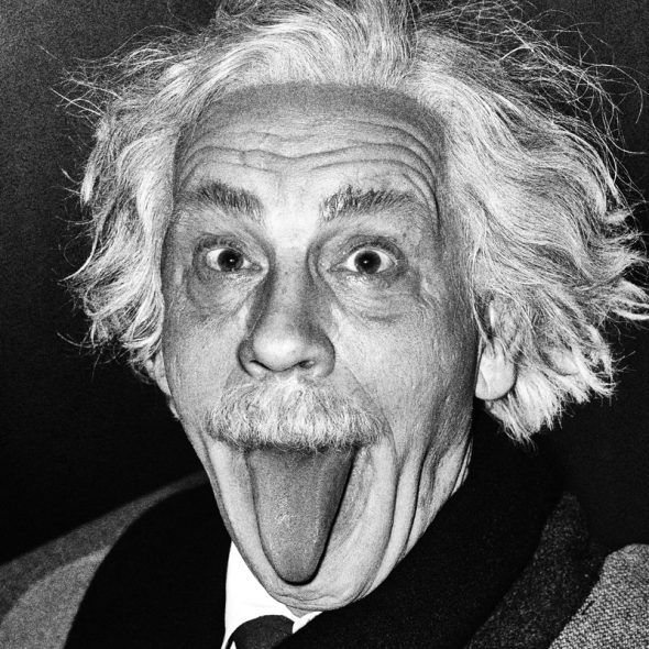 John Malkovitz como Albert Einstein en la imperecedera imagen registrada por Arthur Sasse en 1951.