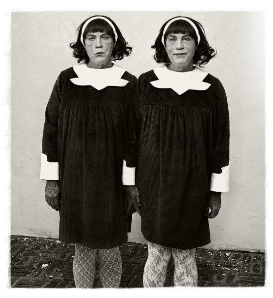 Malkovich como las dos gemelas idénticas fotografiadas originalmente por Diane Arbus en Nueva Jersey en 1967. Foto: Sandro Miller. 