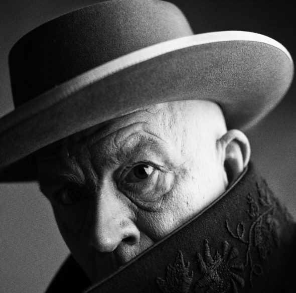 Recreación de la fotografía que Irving Penn realizó a Pablo Picasso en Cannes en 1957. Foto: Sandro Miller. 