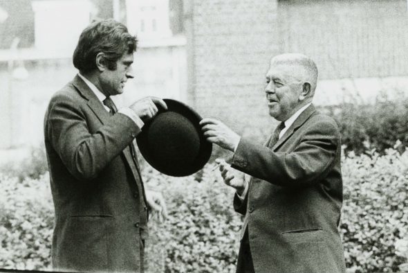 Marcel Broodthaers con René Magritte, Bruselas, 1966. Foto: Maria Gilissen.