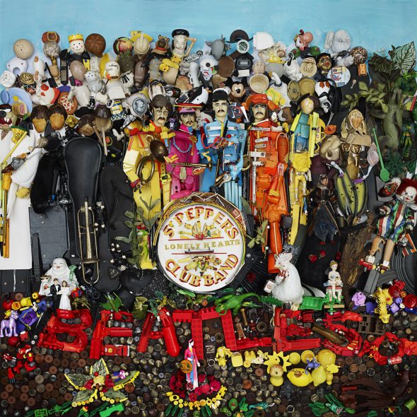 Portada de 'Sgt. Pepper's Lonely Hearts Club Band' de The Beatles realizada con basura por 