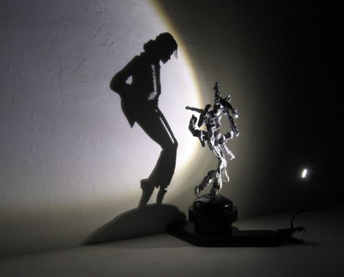 La sombra de Michael Jackson proyectada por una escultura de basura. Obra de 
