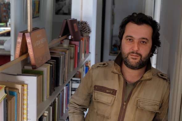 El escritor y periodista Álvaro Colomer. Foto: Marta Calvo.