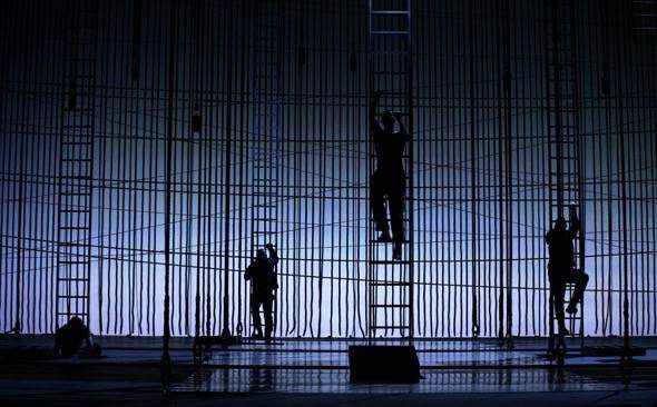 Dos momentos de la ópera Billy Budd que se representa en el Teatro Real. Foto: Javier del Real.