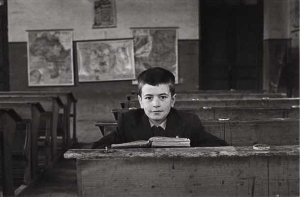 Escolar en un aula (Cocañín, c. 1945). Copyright Museo del Pueblo de Asturias