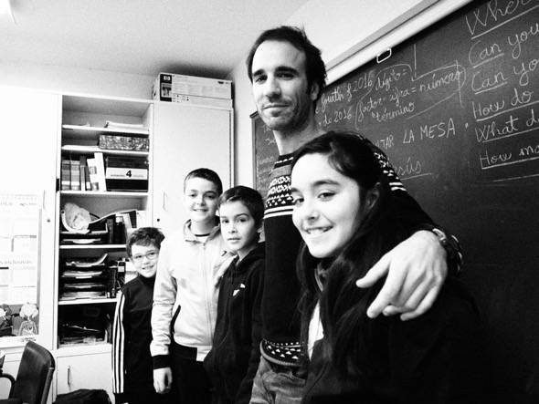 Héctor y sus cuatro alumnos en el último curso de la escuela rural de Moros (Zaragoza), que este curso cerró.