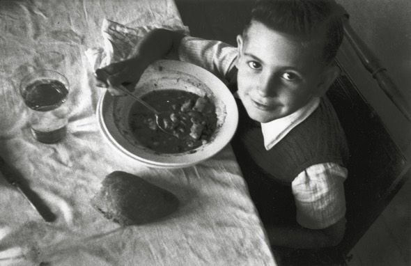 a hora de la comida en casa de Valentin vega (Gijón, 1943). Copyright Museo del Pueblo de Asturias