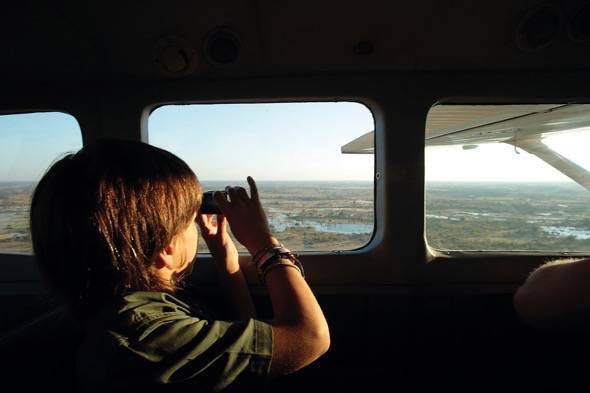 El pequeño Unai en una avioneta. Un fotograma del documental 'El viaje de Unai".