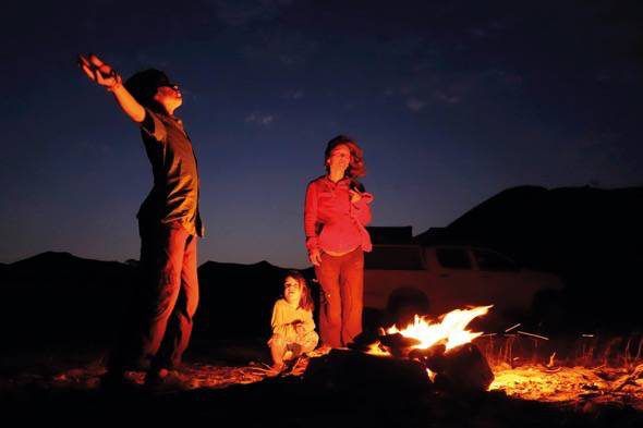 Fotograma del documental 'El viaje de Unai'. Una hoguera en el desierto para ver las estrellas.