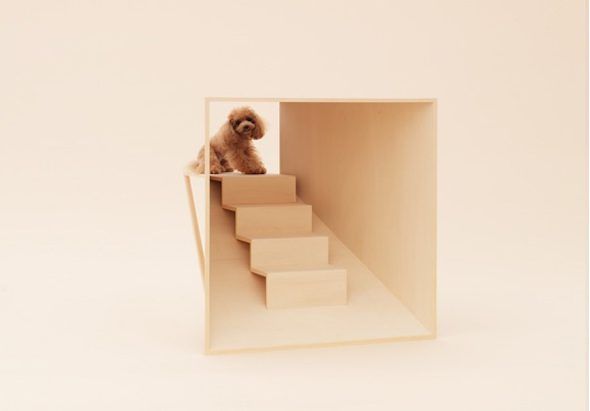 Escalera perruna para el salón, creada Kenya Hara. / Fotografía: Hiroshi Yoda, Architecture for Dogs