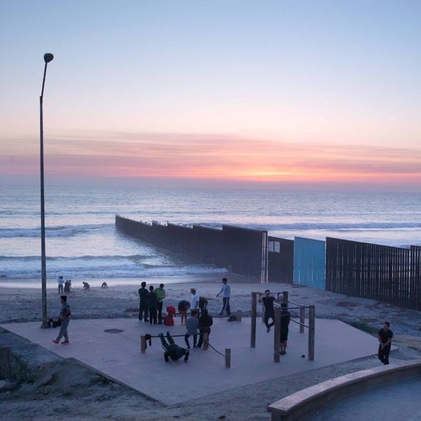 La playa de Tijuana con el muro que divide Mexico y los EEUU. La frontera se mete en el mar. Hay un pequeño parque donde la gente hace pesas por las tardes. Foto: Ana Nance. 