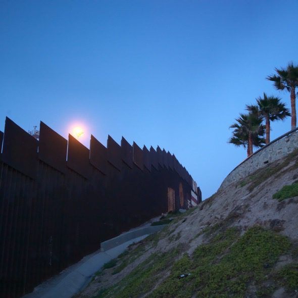 El muro que separa Estados Unidos de México en Tijuana. Foto: Ana Nance.