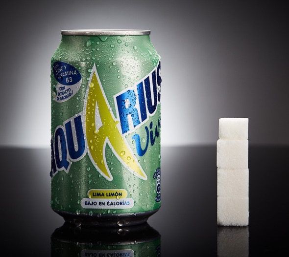 Una lata de Aquarius Vive tiene 14g de azúcares, equivalente a 3,5 terrones.