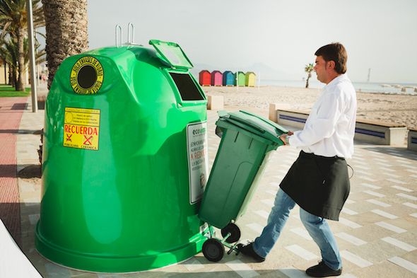 El reciclaje de vidrio es uno de los nuevos retos para los hosteleros. Foto: Ecovidrio.