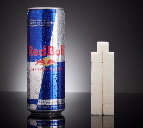 Una lata de 473ml de Red Bull contiene 52g de azúcar, equivalente a 13 terrones.