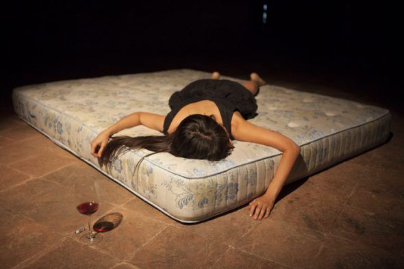 Una acción titulada 'La siesta' de la performer Regina José Galindo. Foto: Marco Nari. 