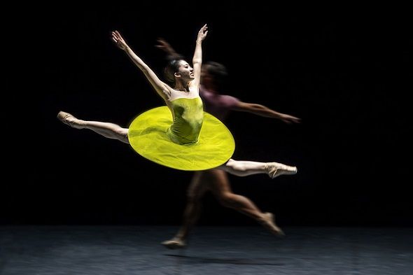 Un momento de la coreografía 'The Vertiginous Thrill of Exactitude' de William Forsythe intrepretado por la Compañía Nacional de Danza. Foto: Jesús Vallinas.