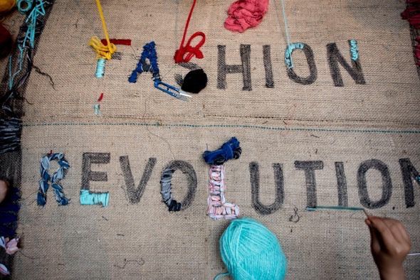Semana de la Ropa Limpia. Un bordado del lema de Fashion Revolution.