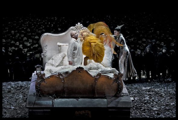 Un momento de la representación de El gallo de oro en el Teatro de la Monnaie de Bruselas. Foto: Matthias Baus | La Monnaie
