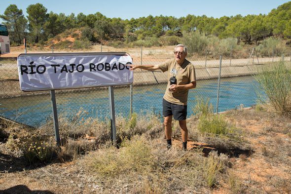 Alejandro Cano, en una de las excursiones a la cabecera del Tajo, ante el canal “Trasvase Tajo-Segura”, bautizado por los activistas como “Río Tajo robado”.