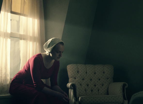 La actriz Elisabeth Moss da vida a la protagonista de la serie 'El cuento de la criada'.