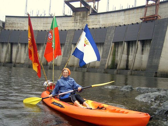 Soledad de la Llama, en piragua, en 2010, al pie de la presa de Cedillo, en Portugal, en una de las ediciones de la bajada piraguista “Vogar contra la indiferencia” que organiza Pro Tejo.