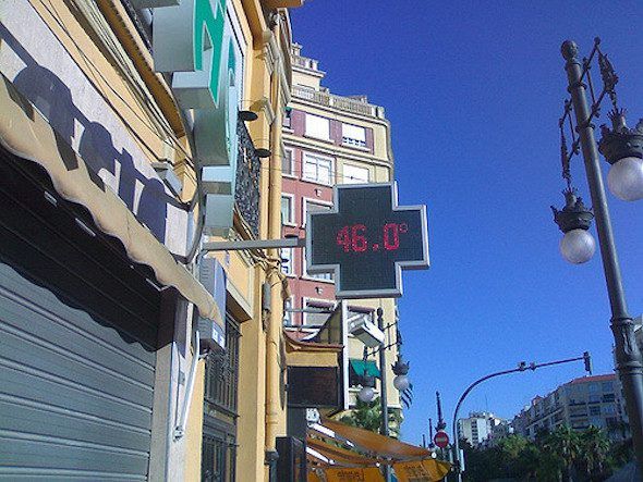 Un termómetro marca 46 grados al sol en Valencia.
