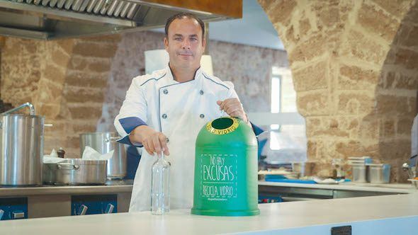 El chef del mar, Ángel León en la campaña de reciclaje de vidrio de Ecovidrio. Foto: Ecovidrio.