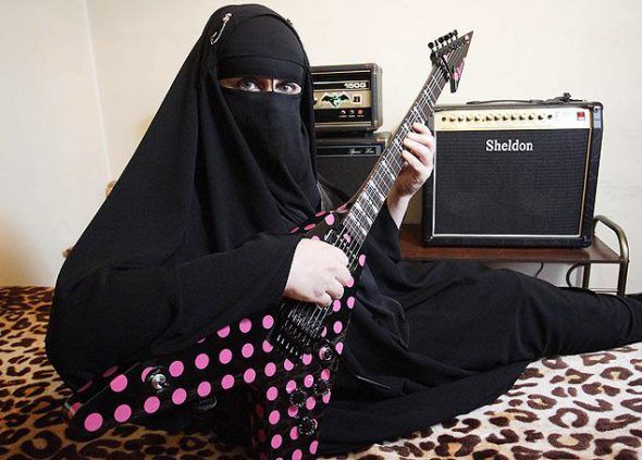 La guitarrista de heavy metal Gisele Marie Rocha es uno de los personajes recurrentes en los medios para hablar de la mujer musulmana.