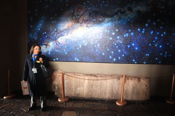 Marisol Velazco en Cuzco frente a un panel de estrellas.