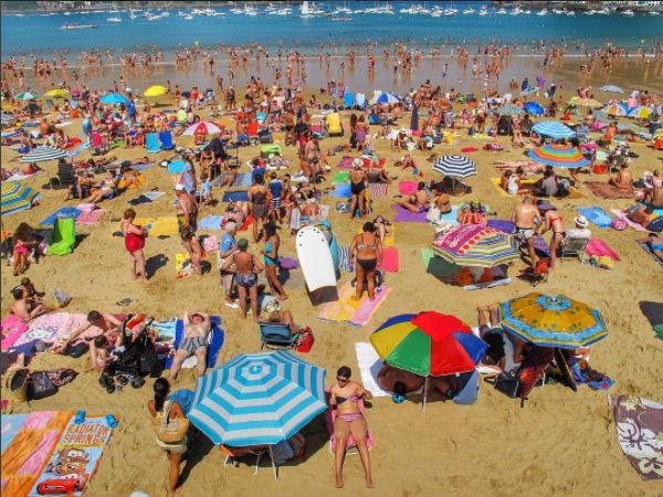 La playa de la Concha en San Sebastián abarrotada en verano. Foto: Manuel Cuéllar.