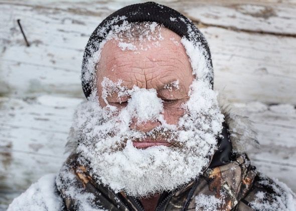 Un cazador lava su cara con nieve para conservar su estado físico y de salud de la piel. Es algo especialmente común entre los cazadores de Rusia. (Foto: Elena Anasova)