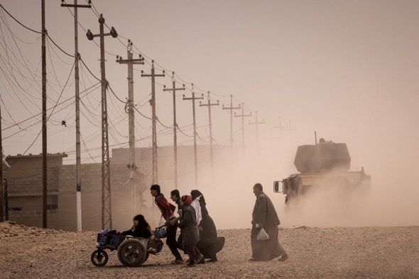 Residentes en Mosul huyen de la guerra entre las fuerzas iraquíes y el Estado Islámico. Foto: Sergey Ponomarev / The New York Times. 