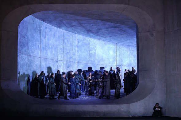 El coro del primer acto de la ópera Lucio Silla de Mozart que se representa en el Teatro Real. Foto: Javier del Real.