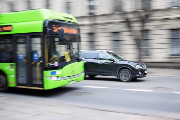 Transporte público frente a vehículo privado para reducir la contaminación urbana. Foto: Pixabay.