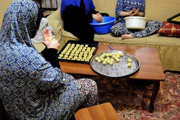 Mujeres cocinando dulces en el campo de refugiados. 