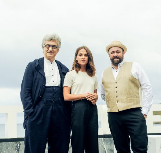 Wim Wenders, Alicia Vikander y Celyn Jones en San Sebastián. Foto: Gari Garaialde
