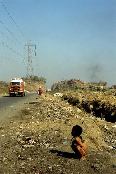 El suelo es su casa, su baño y su alimento, que a veces encuentra entre la basura. Bombay (la India). Foto: Victoria Iglesias. 