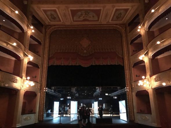Subida al escenario del Teatro Municipal de Girona donde se desarrolla el espectáculo 'A floresta que anda'. Foto: M. Cuéllar.