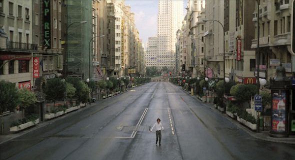 Fotograma de la película 'Abre los ojos' para la que Alejandro Amenábar vació de coches la Gran Vía de Madrid. 