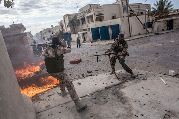 Combatientes rebeldes disparan sus ametralladoras contra las posiciones del Ejército libio en Sirte, Libia, 2011. Foto: Manu Brabo.