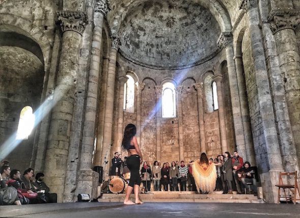 'Impulso' el espectáculo en construcción de la bailaora Rocío Molina y Silvia Pérez Cruz en el monasterio de San Pedro de Galligans en Girona. Foto: Manuel Cuéllar. 