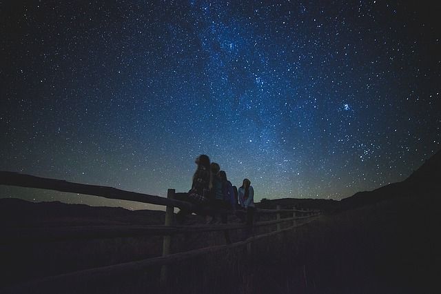 Mirar las estrellas. Foto: Pixabay.