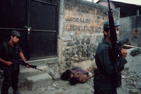 Susan Meiselas. El Salvador. 1982. Interrogatorio de una pareja. Foto: Susan Meiselas / Magnum Photos, 2017.